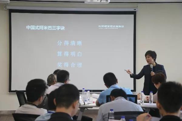 魏老师其极富感染力的演讲,不时赢得学员们的阵阵掌声 魏老师其极富感染力的演讲,不时赢得学员们的阵阵掌声