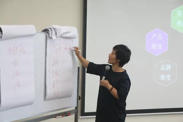 魏老师其极富感染力的演讲,不时赢得学员们的阵阵掌声 魏老师其极富感染力的演讲,不时赢得学员们的阵阵掌声