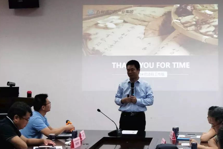 刘诗文老师深入浅出地为一众学员讲解了柏明顿中国式“分算奖+合伙制”经营模式 刘诗文老师深入浅出地为一众学员讲解了柏明顿中国式“分算奖+合伙制”经营模式