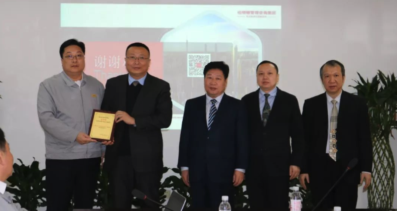 雷沃工程机械有限公司为柏明顿颁发项目授权牌 雷沃工程机械有限公司为柏明顿颁发项目授权牌