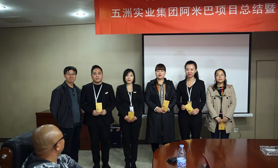 金行总经理荀裕生为演讲优秀的巴长颁奖 金行总经理荀裕生为演讲优秀的巴长颁奖