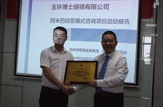 黄总与肖亮老师合影 黄总与肖亮老师合影