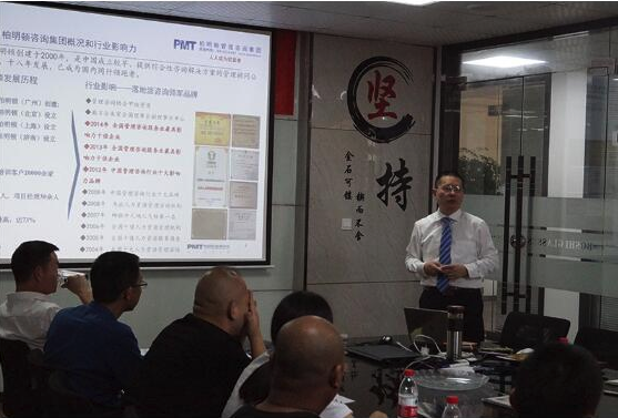 肖亮老师对项目进行宣讲 肖亮老师对项目进行宣讲