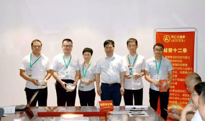 林董事长为个人成绩前三名颁奖 林董事长为个人成绩前三名颁奖
