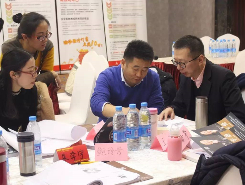 程总在课堂现场与刘峰老师交流 程总在课堂现场与刘峰老师交流