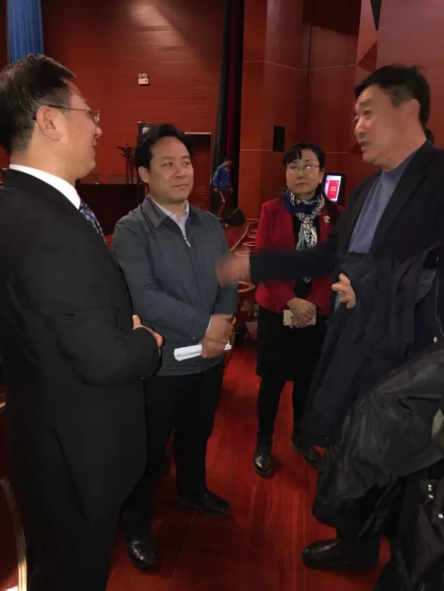 金川集团总经理王永前与胡八一博士进行交流 金川集团总经理王永前与胡八一博士进行交流
