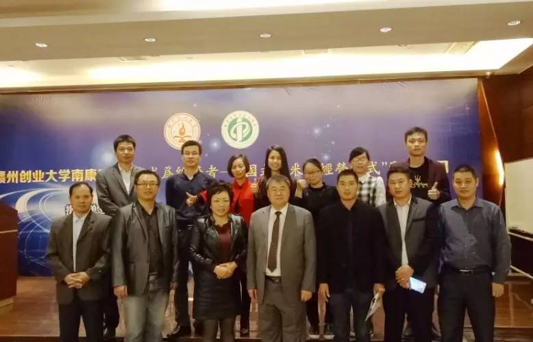 张大霖老师与企业家们合影 张大霖老师与企业家们合影