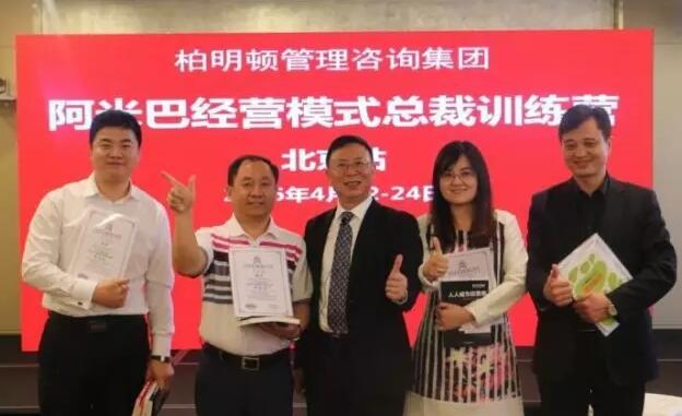 胡八一博士与学员合影 胡八一博士与学员合影