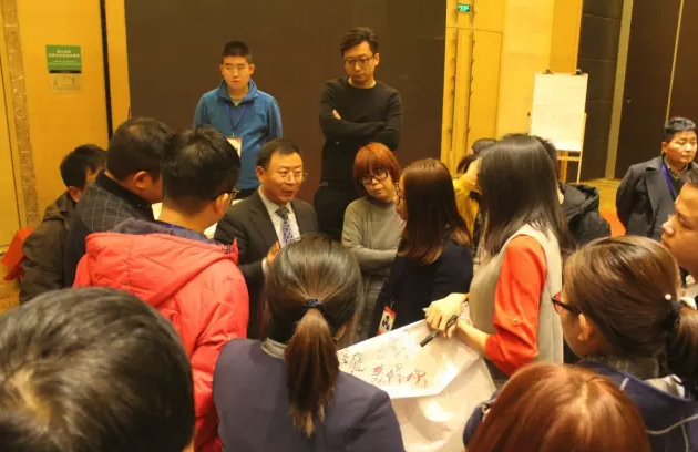胡八一博士在与学员交流 胡八一博士在与学员交流