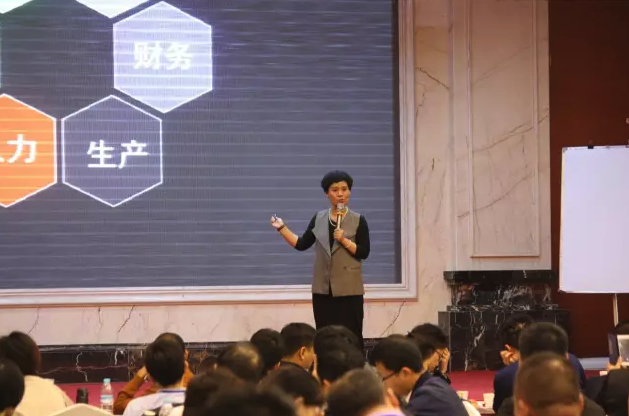 柏明顿1704期《阿米巴经营咨询方案班》济南站魏海燕老师在讲课 柏明顿1704期《阿米巴经营咨询方案班》济南站魏海燕老师在讲课