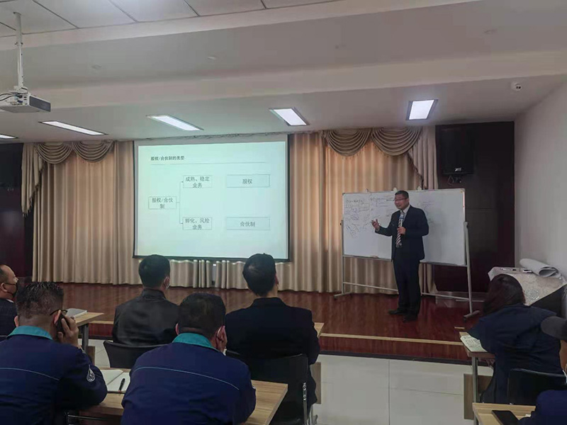柏明顿吴志华老师正在讲授课程 柏明顿吴志华老师正在讲授课程