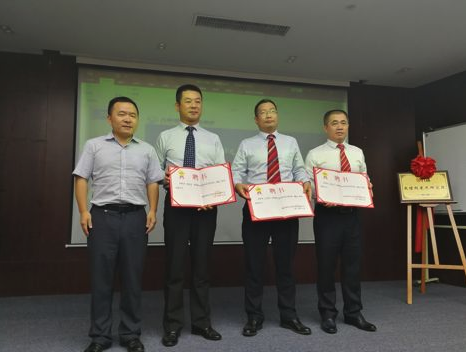颁发顾问聘书