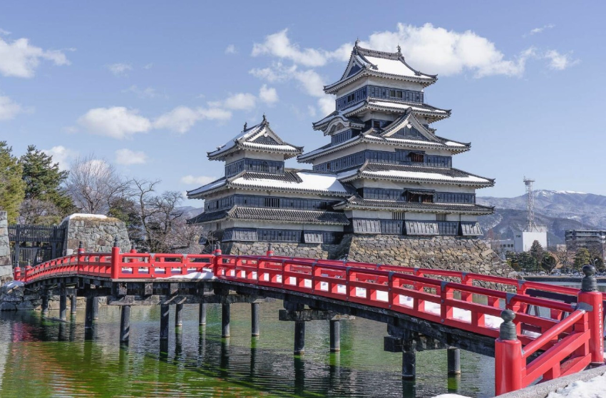 享用完地道的日式美食后下午的文化体验名古屋城国宝以及热田神宫