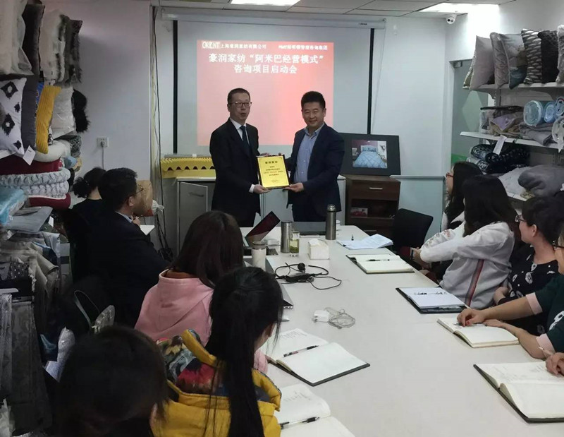 项目经理刘峰老师代表柏明顿接受了程总的项目授权牌