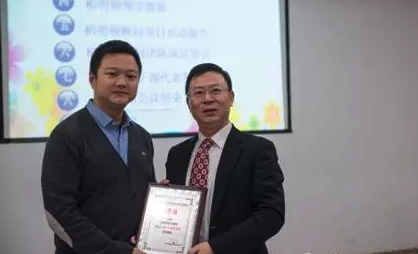 胡八一博士代表柏明顿咨询集团接受星星科技毛总颁发的聘书
