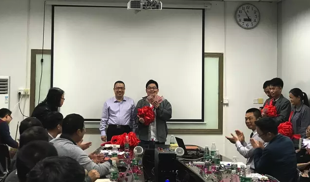 维峰公司领导为柏明顿咨询老师们亲手佩戴了“大红花”